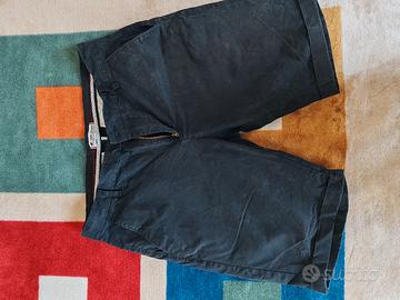 pantaloni neri corti