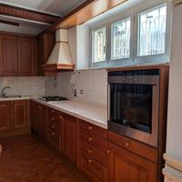 Cucina completa con tavolo e sedie