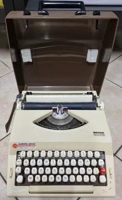 Macchina da scrivere Olivetti