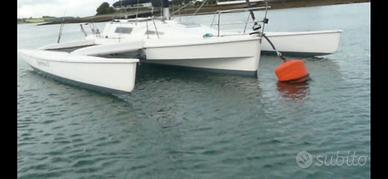 Trimarano a vela
