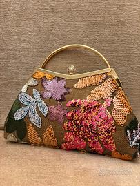 Borsetta con paillettes e ricami floreali
