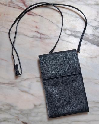 Borsello in ecopelle nero martellato Zara