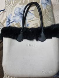 obag bianca con pellicciotto nero