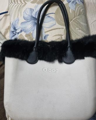 obag bianca con pellicciotto nero