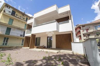 4 LOCALI A MONTEROTONDO