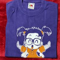 t-shirt con disegno di Arale 