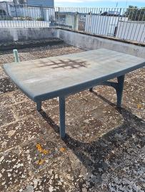 Tavolo e sedie da giardino