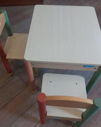 Tavolino + 2 sedie Foppapedretti per bambini