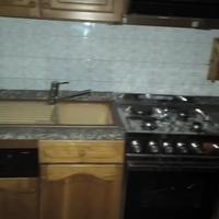 cucina con lavastoviglie e frigo