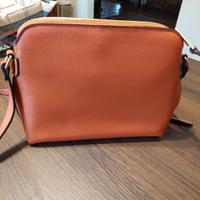 Pochette arancione Carpisa  con tracolla 