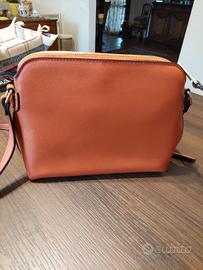 Pochette arancione Carpisa  con tracolla 