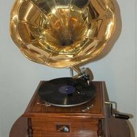 Grammofono quadrato in noce  con tromba in ottone.