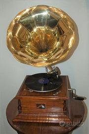 Grammofono quadrato in noce  con tromba in ottone.