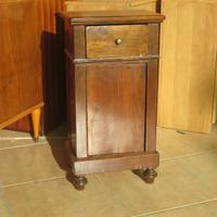 ANTICO COMODINO in NOCE E ROVERE