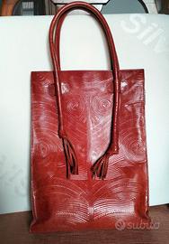 Borsa da donna in pelle lavorata a mano.
