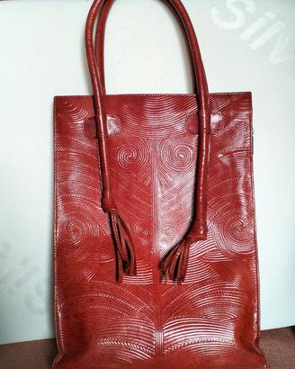 Borsa da donna in pelle lavorata a mano.