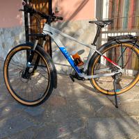 Bici gravel CUBE