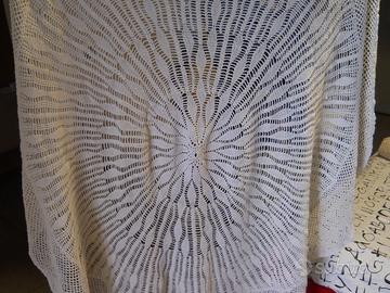 TOVAGLIA TONDA LAVORATA AD UNCINETTO