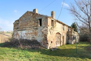 RUSTICO A MONTE URANO