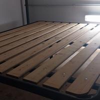 Letto matrimoniale in doghe in legno