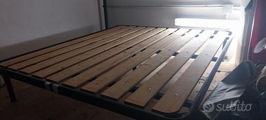 Letto matrimoniale in doghe in legno