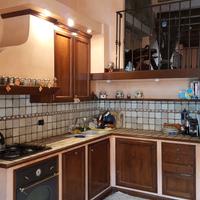  cucina - mobili in noce - finta muratura 