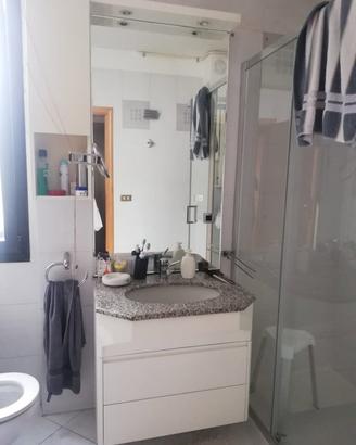 specchi per bagno con pensile a colonnina