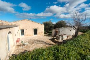 Casale Ristrutturato con 15 Ettari di Terreno