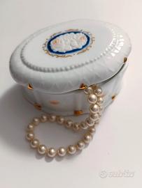 Scatolina portagioie in porcellana