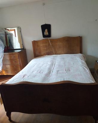 contorno letto matrimoniale di legno