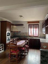 cucina angolare in marmo granito e legno 