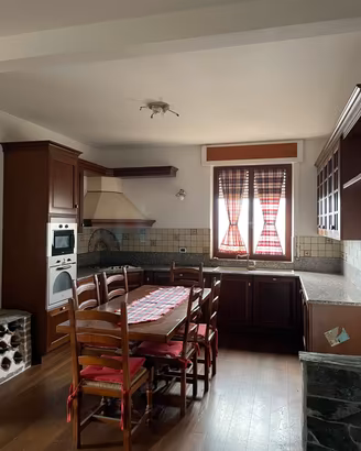 cucina angolare in marmo granito e legno 