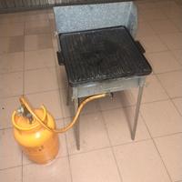Barbecue con piastra in ghisa