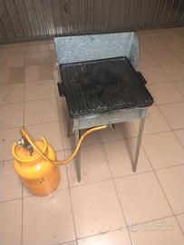 Barbecue con piastra in ghisa