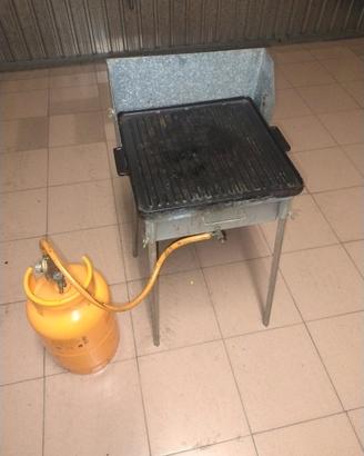 Barbecue con piastra in ghisa