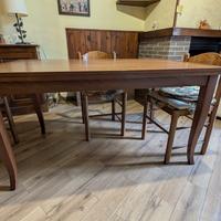 Tavolo da cucina con sedie