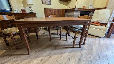 Tavolo da cucina con sedie