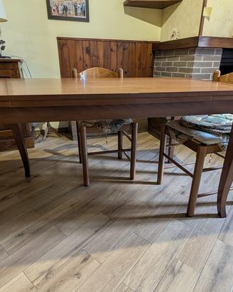 Tavolo da cucina con sedie