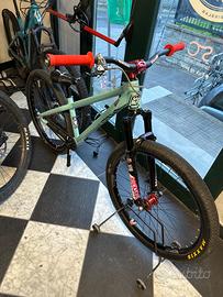 Bici dirt green bike scopa