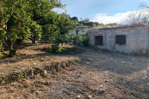Rustico con Concessione in Sanatoria con terreno