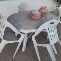 Tavolo con sedie da esterno