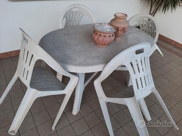 Tavolo con sedie da esterno