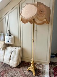 Lampada base oro e lume rosa in raso