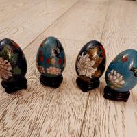 Set di 4 uova cloisonné vintage con piedistallo