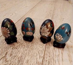 Set di 4 uova cloisonné vintage con piedistallo