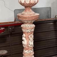 colonna con vaso in ceramica rosa