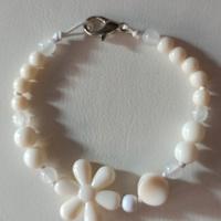 Bracciale con perline e fiore 