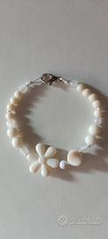 Bracciale con perline e fiore 