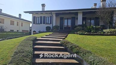 ESCLUSIVA VILLA CON PISCINA