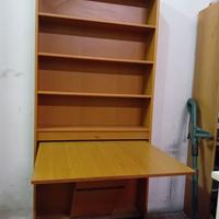 Libreria con tavolo